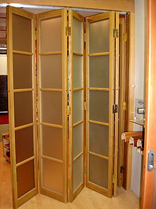 Складные деревянные двери